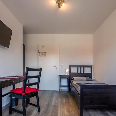 Gaestehaus Olympia Wilhelmshaven - Moderne Einzelzimmer Mit Eigenem Bad Fuer Monteure Schortens Dış mekan fotoğraf